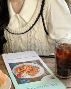 White Knitted Top With Black Linings | Miyeon - (G)I-DLE -Diva s Closet White Knitted Top With Black Linings Miyeon GI DLE 2 600x751 1