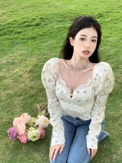 White Lace Puff Sleeve Floral Top | Sihyeon - Everglow -Diva s Closet White Lace Puff Sleeve Floral Top Sihyeon Everglow 2 600x800 1