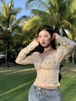 White Lace Puff Sleeve Floral Top | Sihyeon - Everglow -Diva s Closet White Lace Puff Sleeve Floral Top Sihyeon Everglow 3 600x800 1