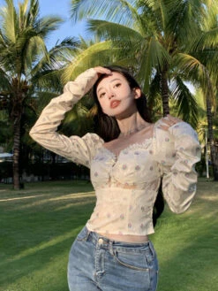 White Lace Puff Sleeve Floral Top | Sihyeon - Everglow -Diva s Closet White Lace Puff Sleeve Floral Top Sihyeon Everglow 7 600x800 1