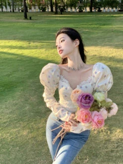 White Lace Puff Sleeve Floral Top | Sihyeon - Everglow -Diva s Closet White Lace Puff Sleeve Floral Top Sihyeon Everglow 8 600x800 1