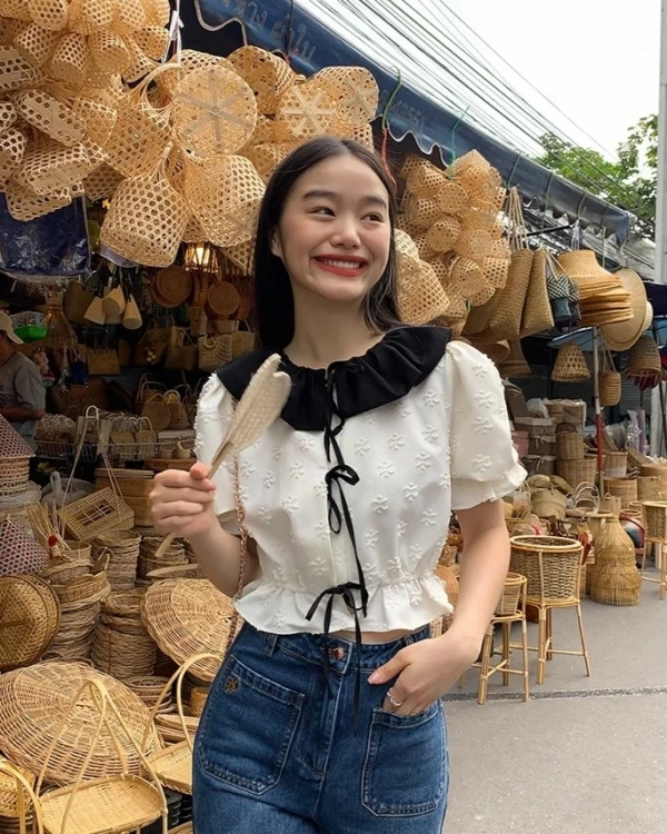 White Puff Sleeves Blouse With Black Collar | Wendy - Red Velvet 3 White Puff Sleeves Blouse With Black Collar | Wendy - Red Velvet