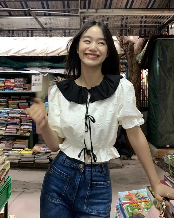 White Puff Sleeves Blouse With Black Collar | Wendy - Red Velvet 4 White Puff Sleeves Blouse With Black Collar | Wendy - Red Velvet - Image 2