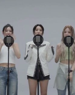 White Snap Button Cardigan With Grey Linings | Soyeon - (G)I-DLE -Diva s Closet White Snap Button Cardigan With Grey Linings Soyeon GI DLE inspi 1 600x750 1