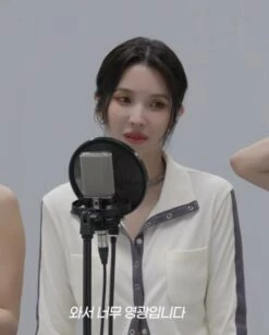 White Snap Button Cardigan With Grey Linings | Soyeon - (G)I-DLE -Diva s Closet White Snap Button Cardigan With Grey Linings Soyeon GI DLE inspi 2 600x749 1