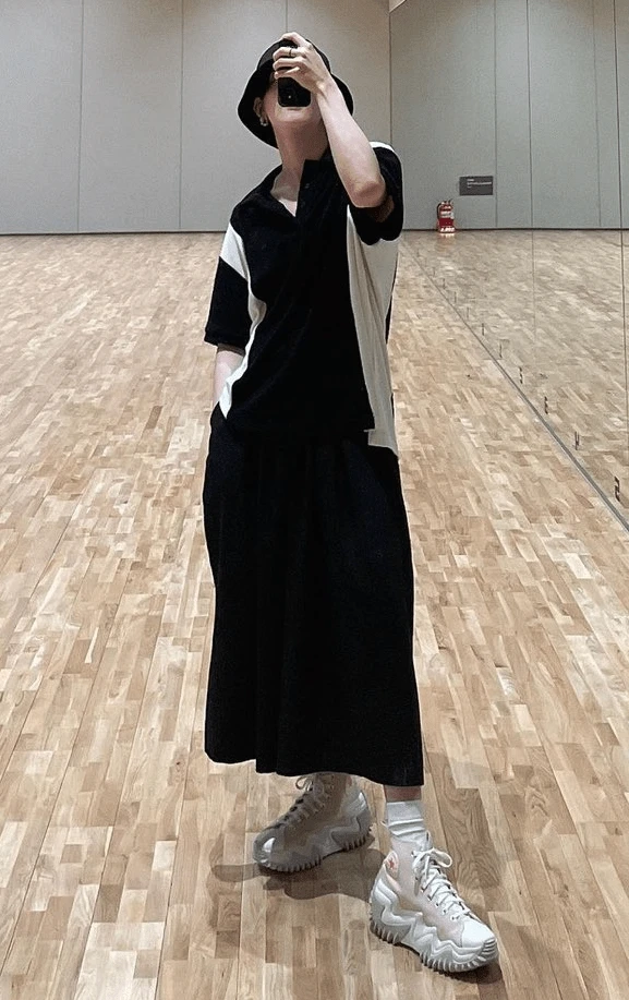 Black And White Loose Polo Shirt | Yeonjun - TXT 13 Black And White Loose Polo Shirt | Yeonjun - TXT - Image 11