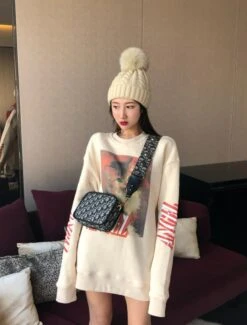 Beige Cat Painting Sweatshirt | Yunhyeong - IKON